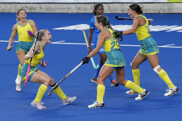 Australia will face England after beating India in a shootout.