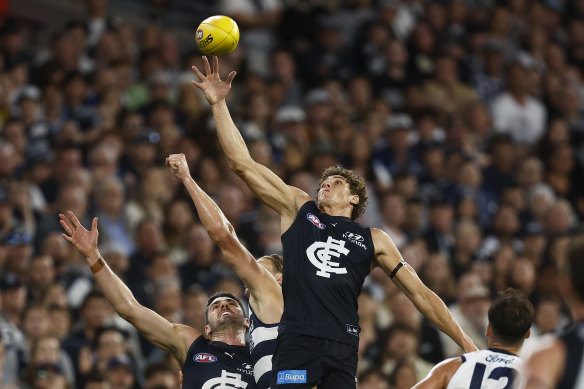 Charlie Curnow flies for the ball.