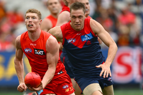 Matt Rowell gets a handball away against the Dees.