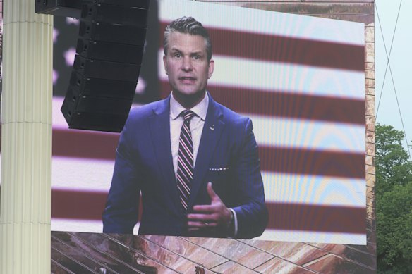 O secretário de Defesa dos EUA, Pete Hegseth, fala na tela durante o evento Rededicate 250.