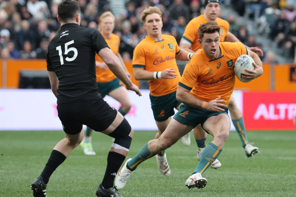 Andrew Kellaway makes a break against New Zealand in 2023.