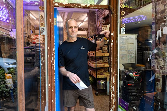 Avner’s, a Jewish food institution owned by Ed Halmagyi, is closing down.