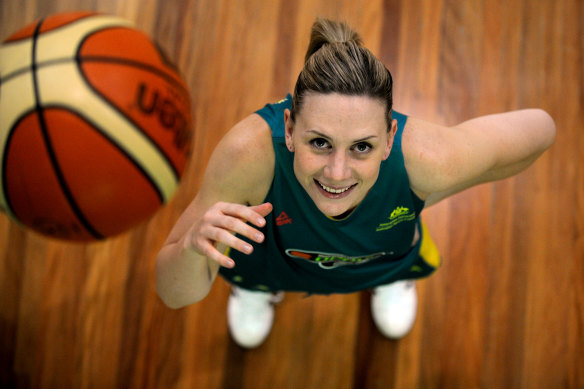 Penny Taylor trains with the Opals in 2008.