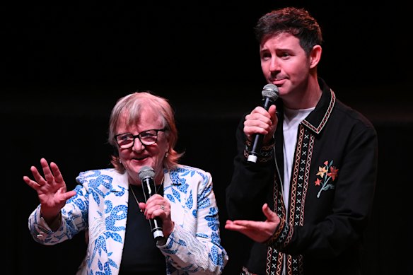 Los comediantes australianos Denise Scott y Nath Valvo durante la inauguración del Festival de la Comedia el lunes.