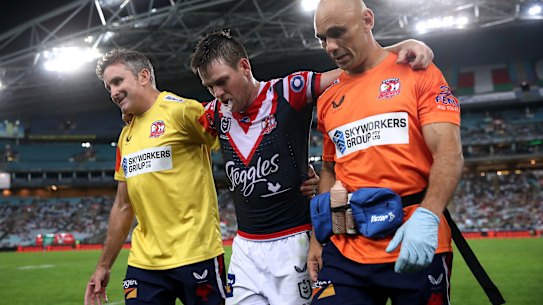 Luke Keary leaves the field after injuring his knee.