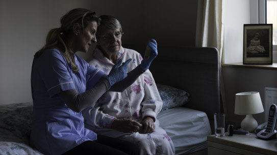 More than 200,000 workers in aged care services will receive a cash bonus.