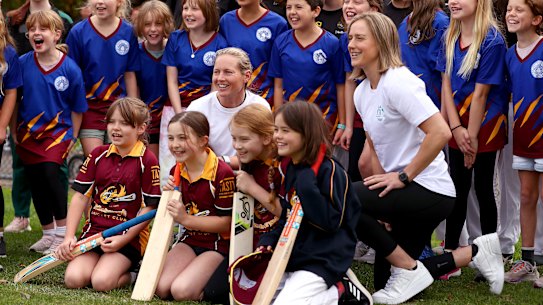 MELBOURNE, AUSTRALIA - MAY 20: Ellyse Perry poses with young cricketers during the Australian 2022 Commonwealth Games T20 Women’s Cricket squad announcement at Edinburgh Cricket Club on May 20, 2022 in Melbourne, Australia. (Photo by Kelly Defina/Getty Images)