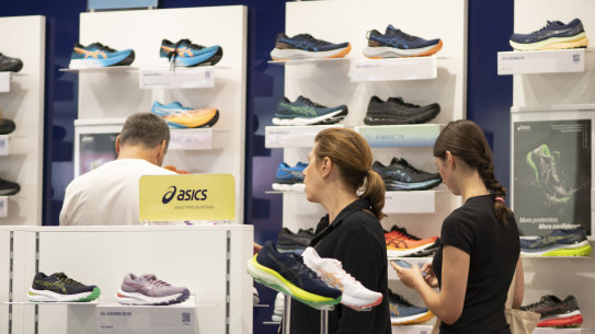 Consumers start to close their wallets.