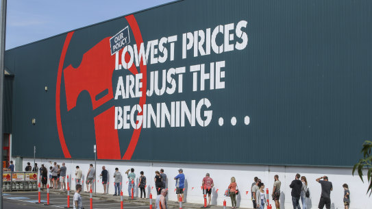 Social distancing at Bunnings 
