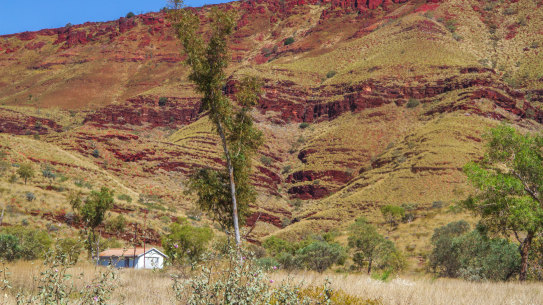 The last remaining properties at Wittenoom will be removed to reduce the appeal for tourists.