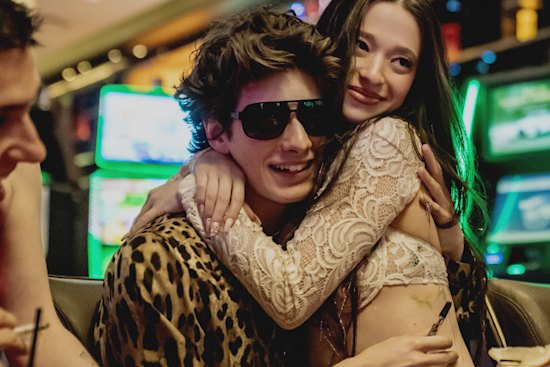 Ivan (Mark Eydelshteyn) and Anora (Mikey Madison) are a mismatch made in heaven.