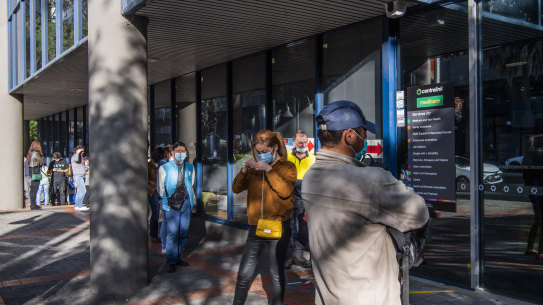 The number of people formally unemployed dropped by 20,200 to 473,600, the lowest since August 2008. 