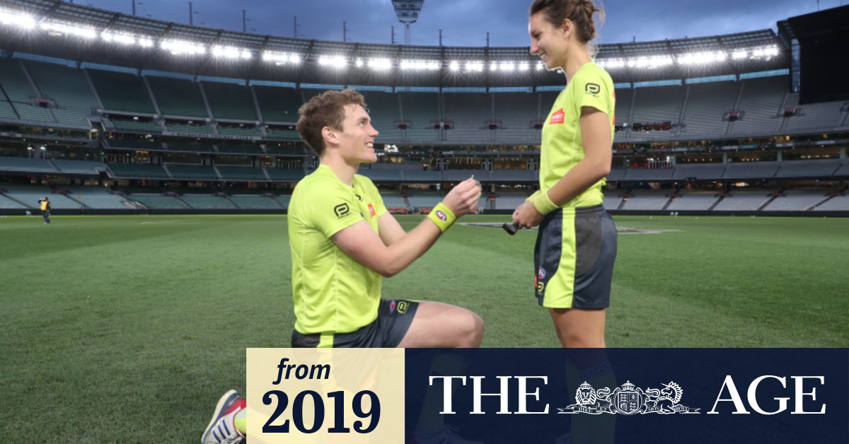Aww G Umpire Eleni Glouftsis Engaged After Proposal In Middle Of Mcg