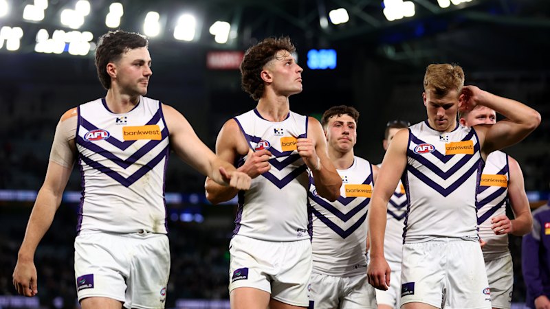 Fremantle lose to Sydney in emphatic win ahead of AFL finals
