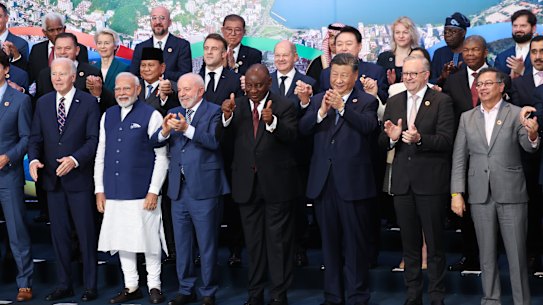 Prime Minister Anthony Albanese (front, second from right) at the final G20 photocall. 