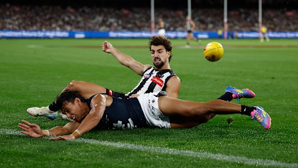 Jesse Motlop of the Blues and Josh Daicos of the Magpies compete for the ball.
