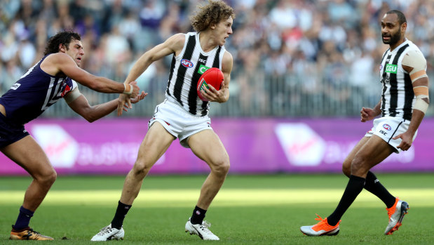 Chris Mayne (centre) in action in the Pies' round 23 win over Fremantle.
