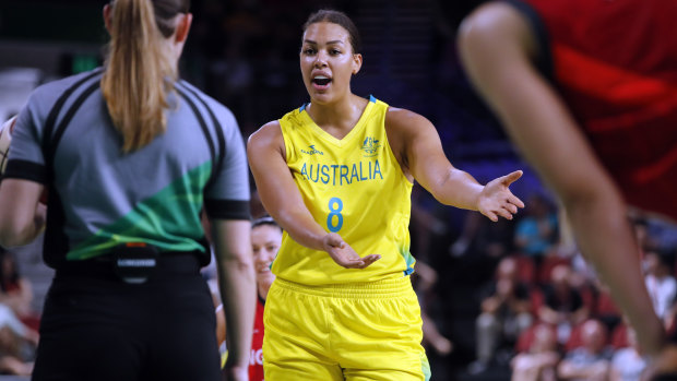 Liz Cambage argues with the ref.