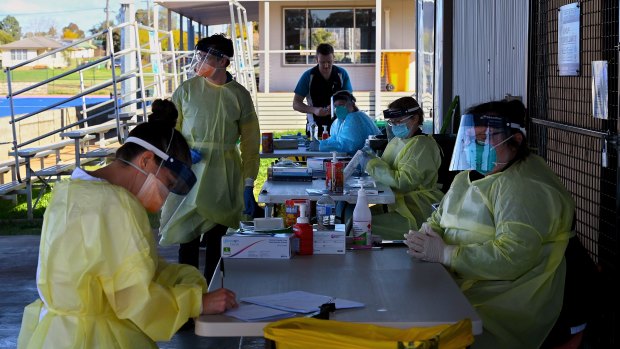 Health workers at the COVID-19 Dubbo West walk-in clinic last week.