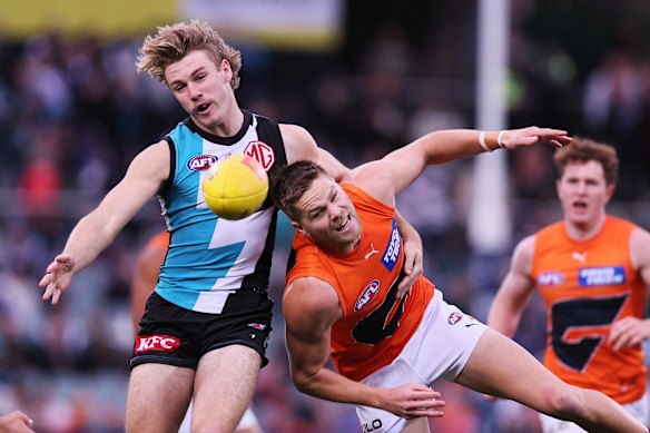 Jason Horne-Francis and Harry Himmelberg compete for the ball.