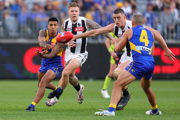 Tim Kelly handballs during round 12. 