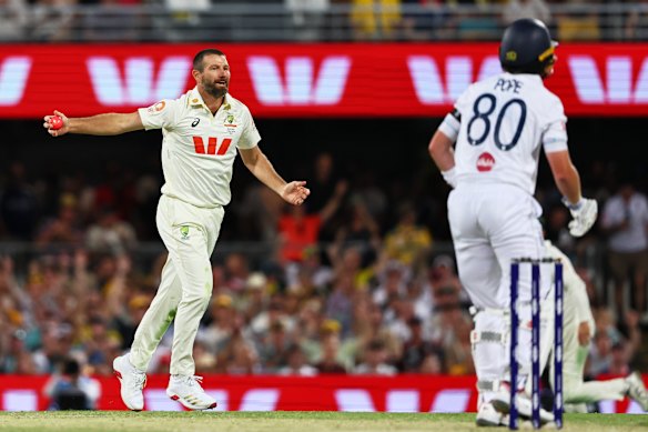 Michael Neser comemora o postigo de Ollie Pope. 