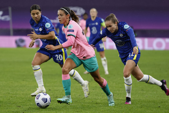 Sam Kerr tries to keep tabs on Barca goalscorer Aitana Bonmati.