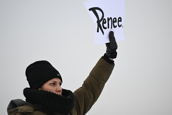 Giovedì un manifestante a Minneapolis.