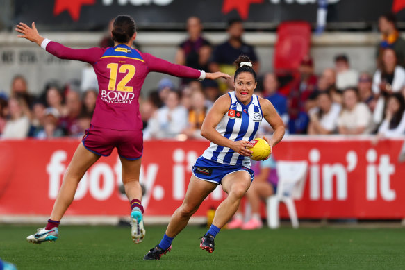 Emma Kearney runs with the footy.