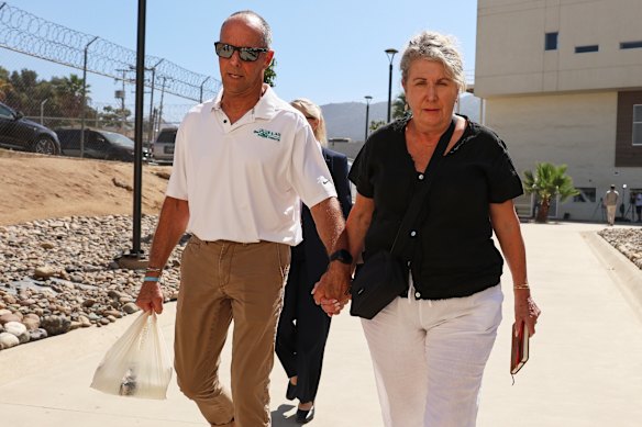 Martin e Debra Robinson, i genitori dei fratelli australiani Callum e Jake Robinson, arrivano a corte.