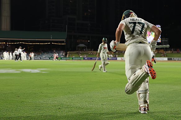 Alyssa Healy heads out to bat.