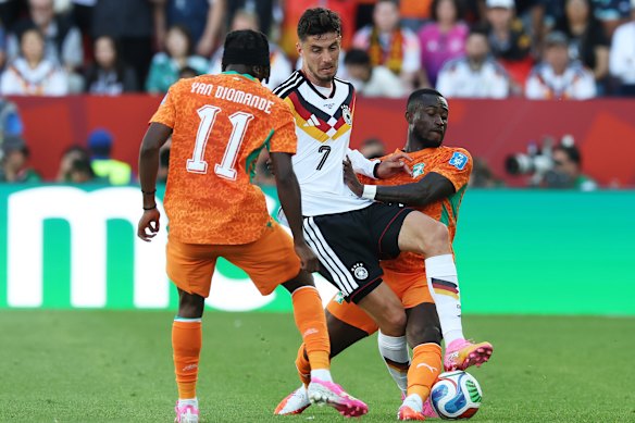 Diomande takes on Havertz.