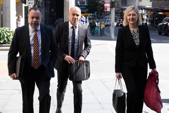 Gary Jubelin arrives at Downing Centre Court flanked by former deputy police commissioner, Nick Kaldas, and Margaret Cunneen.