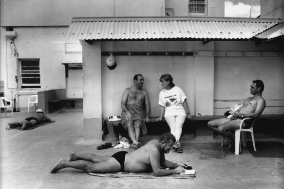 Liz Andrews, a member of the all-women winter swimming club Bondi Mermaids, joined forces with the Icebergs to save the men's swimming group's clubhouse from demolition in 1994.