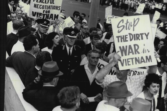 With banners ranging from “Make love, not war” to “Stop the dirty war in Vietnam”, hundreds of demonstrators marched in a disorderly but peaceful fashion from Martin Place to the Town Hall in 1965.