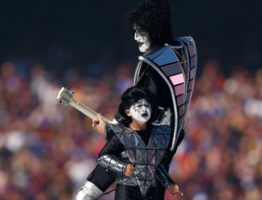 Cuban performing air guitar next to Tommy Thayer at the grand final.