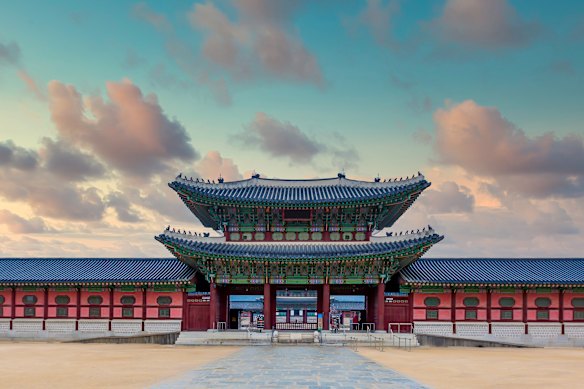 Dating to the late 14th century, Gyeongbokgung is a former royal palace in Seoul, South Korea.