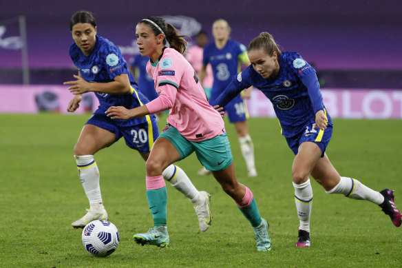 Barcelona’s Aitana Bonmati, pursued by Chelsea’s Sam Kerr (left) and Guro Reiten (right), has returned to Spain’s national team.
