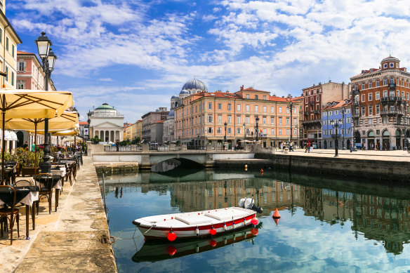 Grand pastel-coloured buildings line the canal.