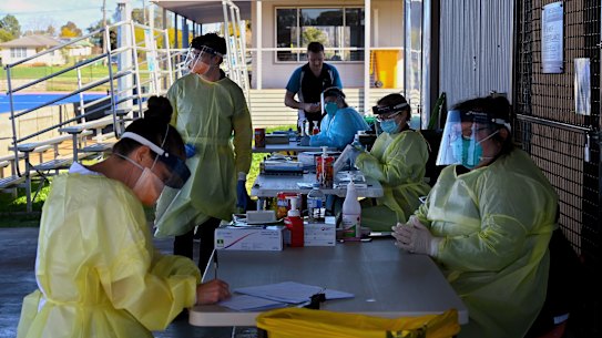 Health workers at the COVID-19 Dubbo West walk-in clinic last week.