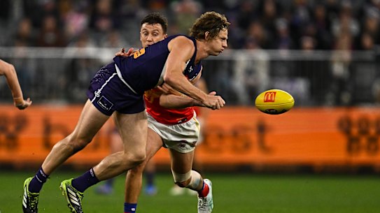 Nat Fyfe of the Dockers handpasses the ball.