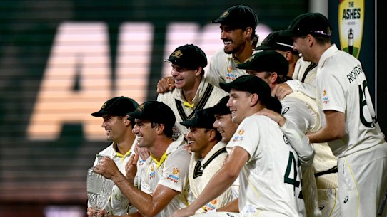 HOBART, AUSTRALIA - JANUARY 16: Australia celebrate after winning the Fifth Test in the Ashes series between Australia and England at Blundstone Arena on January 16, 2022 in Hobart, Australia. (Photo by Steve Bell/Getty Images)