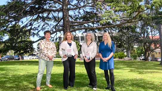 Stella Loong, Tina Russo, Samantha Loverich e Susan Reddrop, membros do Alice Anderson Memorial Project, na Petrie Square em Kew, onde uma nova estátua é proposta.
