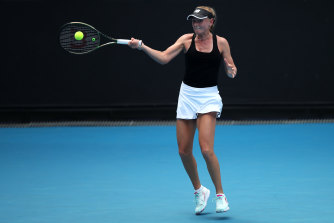 Tayla Prestonová triafa forhendom počas tohtoročnej kvalifikácie Australian Open.