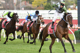 Boom stayer Incentivise score an easy win in Saturday’s Caulfield Cup