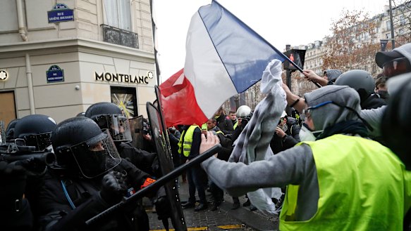 Police officers clash with 'yellow vest' demonstrators.