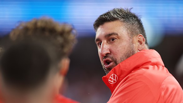 Dean Cox speaks to his players during the Swans’ clash with the Giants.
