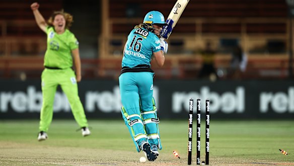 Hannah Darlington bowls Georgia Prestwidge.