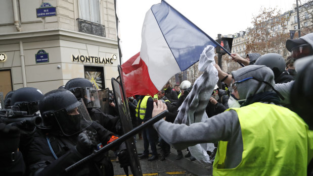 Police officers clash with 'yellow vest' demonstrators.