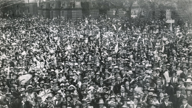 Crowds in front of the Town Hall, Melbourne for Armistice Day.